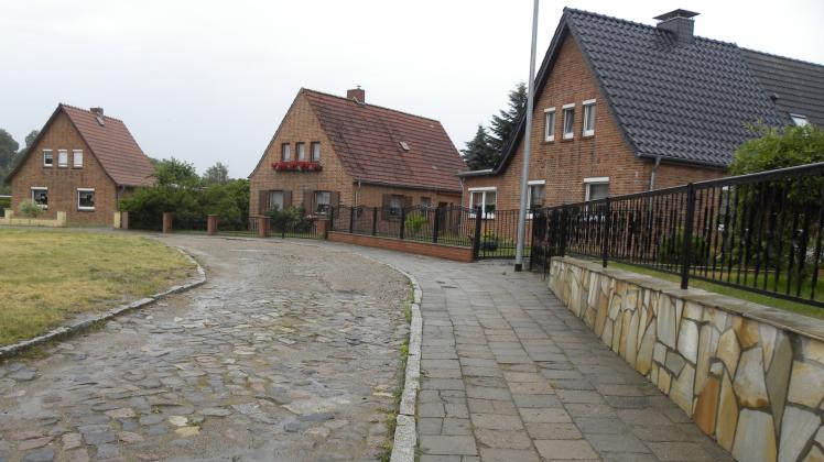Kaputte Gehwegplatten und eine unbefestigte Fahrbahn: Der Walther-Rathenau-Platz in Sternberg soll ausgebaut werden.