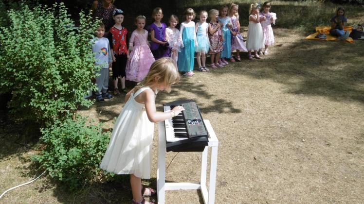 Begeisterte  beim Programm für die Eltern: Abigale  spielte  den „Bruder Jacob“ auf dem Keyboard. 