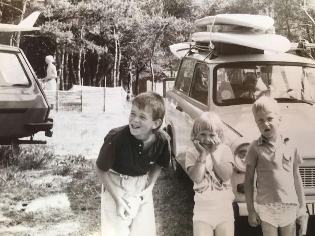 Schon als Kind war Hannes Winter (r.), hier mit Bruder Marcus und Cousine Anne-Kathrin-Junge mit Brettsegeln unterwegs. 