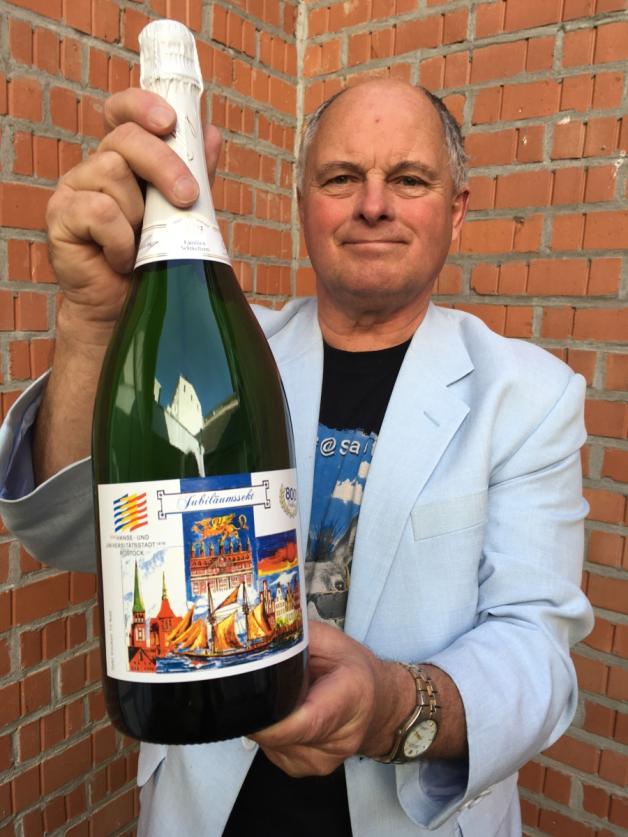 Die 1,5-Liter-Magnum-Flasche zum 800. Geburtstag zeigt Händler Thomas Tüngethal aus Warnemünde. Die gibt es nur bei ihm.