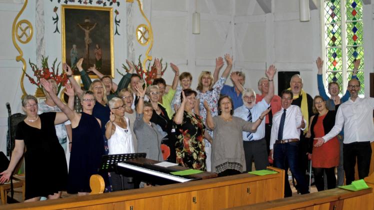 Kitzelte beim Workshop viel Temperament aus dem Marnitzer Chor „Gospel &amp; more“ heraus: Stefan Zebe (r.). 