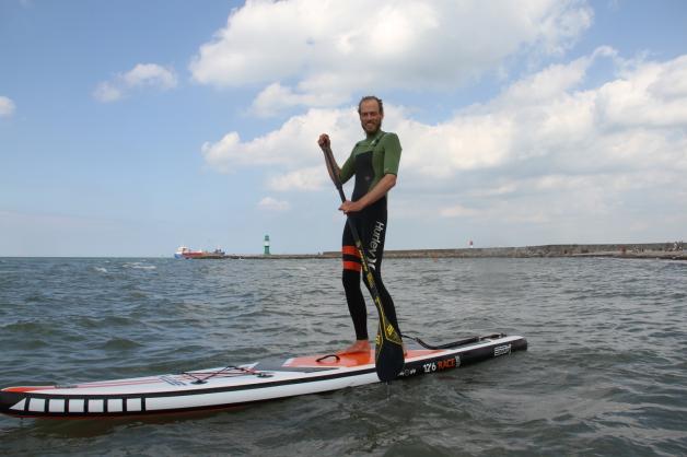 Beherrscht alle Wassersportarten: Hannes Winter, der schon als Knirps das so genannte Brettsegeln erlernt und mit dem HW-Surfhop sein Hobby zum Beruf gemacht hat. 