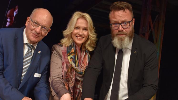 Geburtstagstorte für alle: IHK-Präsident Claus Ruhe Madsen schneidet mit Ministerpräsidentin Manuela Schwesig und Oberbürgermeister Roland Methling (v. r.) den Kuchen an. 