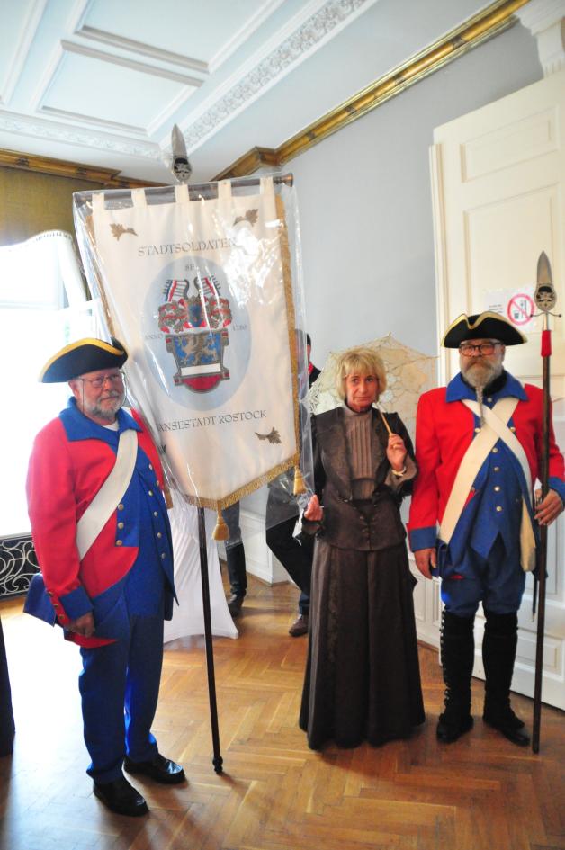 Vor dem Barocksaal begrüßen die Rostocker Stadtsoldaten die rund 250 Gäste aus 115 Hansestädten.