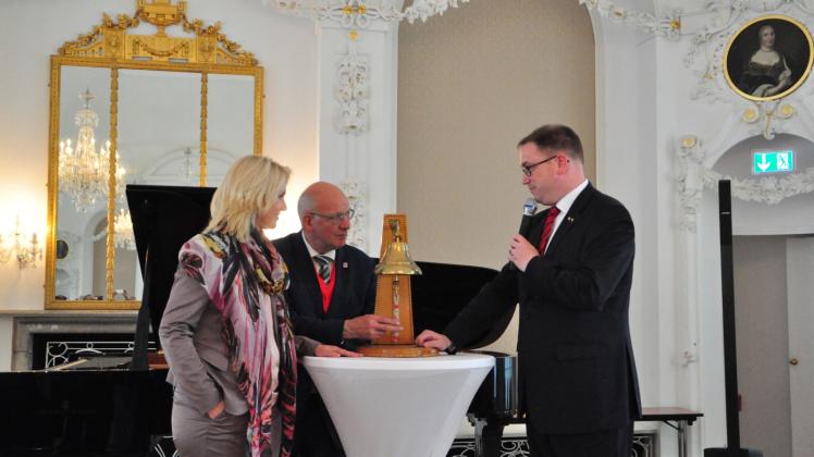 Die Glocke, mit der sonst die Hanse Sail eingeläutet wird, schlagen Oberbürgermeister Roland Methling (M.), Ministerpräsidentin Manuela Schwesig und Jan Lindenau, Vormann der Hanse an.