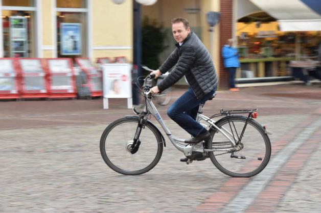 Bürgermeister Carsten Behnk testete gestern die neue Regelung für Radfahrer in der Fußgängerzone.