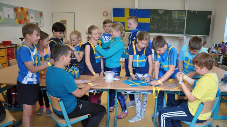 Mädchen und Jungen aus der Klasse 4a der Sukower Grundschule beschäftigten sich in ihrere Projektwoche mit den europäischen Ländern. 