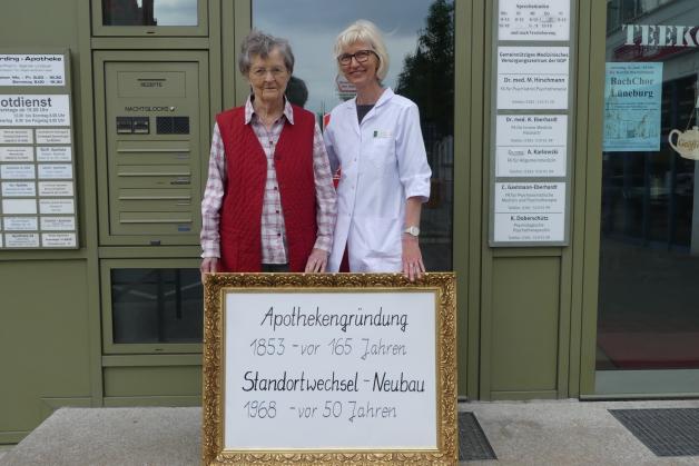 Die erste Apotheke in Warnemünde wurde 1853 gegründet. 1968 wurde die Detharding-Apotheke geleitet von Dr. Sigrid Träber, hier mit Inhaberin Siglinde Lindauer. 
