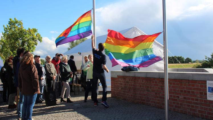 Gemeinsam hissen Bürger der Region mit Boizenburger Stadtvertretern und einem Mitglied des CSD Schwerin drei Flaggen am Hafen. 