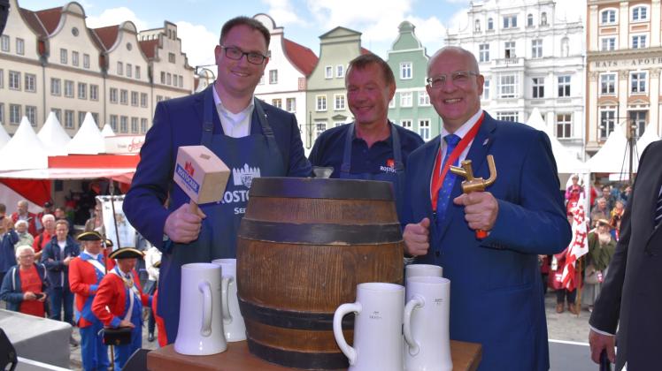 Als professionelle Unterstützung war der Braumeister der Hanseatischen Brauerei, Uwe Kästner (Mitte), zum Fassbieranstich gekommen. OB Roland Methling und sein Lübecker Amtskollege Jan Lindenau brauchten das nicht – nach drei Schlägen floss das Pils.
