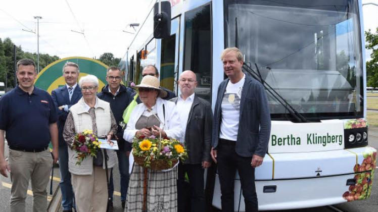 Gewinnerin Ingeborg Michaels-Heppner (M.) freute über ihren Gutschein. Sie hatte vorgeschlagen, der ersten instandgesetzten Straßenbahn den Namen Bertha Klingberg zu geben. Andere Bahnen werden Odense, Alexandrine, Fürst Niklot und Bequeme Lene heißen.