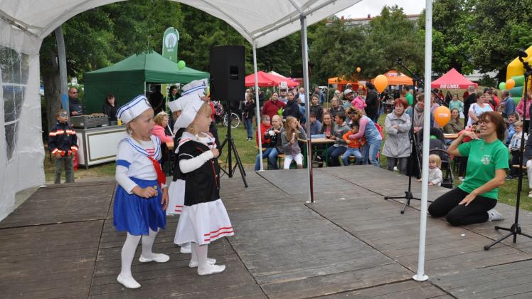 Die Dance-Kids im Matrosenoutfit sorgten für großen Applaus bei den hunderten Gästen in der Kieler Straße. 