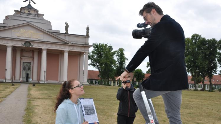 Dirigieren Filmproduzent Mirko Schütze mit Hilfe eines Zeitungsfotos an die richtige Stelle: Celina Peters und Nicklas Mantek.