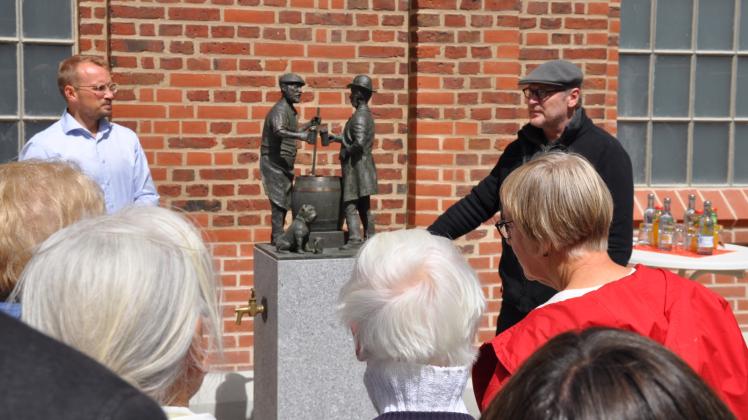 Enthüllten die neue Skulptur: Bürgermeister Stefan Sternberg (l.) und Künstler Bernd Streiter. 