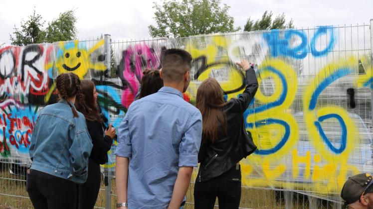 Schnell verschönert – die provisorische Graffiti-Wand