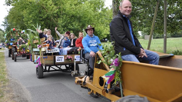 39 Teilnehmer gestalten den bunten Festumzug. Bunt geschmückte Wagen gehörten ebenso dazu, wie geschichtliche Einblicke in die Dorfgeschichte.  Fotos: Renè Hill 