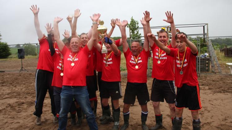 Es ist ihr zweiter Fußball-WM-Titel: die Lüdersdorfer Blutgrätscher gewinnen im Gummistiefelfußball.