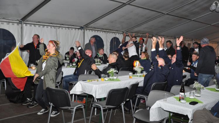 Zur 800-Jahr-Feier schauten sich die Sülter  und Gäste zusammen das WM-Spiel Deutschland gegen Schweden an, litten und jubelten gemeinsam.  Fotos: Katja Frick 