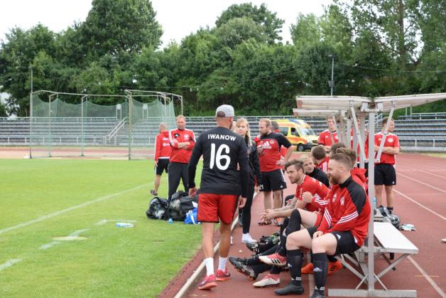 Mit diesen Aufwärmshirts gedachten die Kicker der SpVgg ihres verstorbenen Mitspielers. Mit diesen Aufwärmshirts gedachten die Kicker der SpVgg ihres verstorbenen Mitspielers.