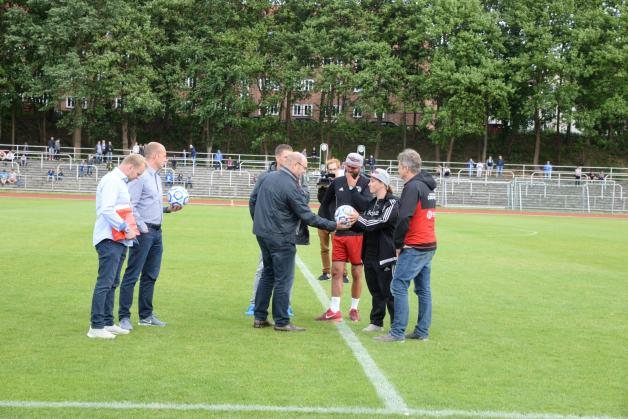 Von Hansa Rostock gab es für Iwanows Freundin Melanie Bera einen Ball mit Unterschriften, zusätzlich geht es demnächst in einen kleinen Kurzurlaub. Von Hansa Rostock gab es für Iwanows Freundin Melanie Bera einen Ball mit Unterschriften, zusätzlich geht es demnächst in einen kleinen Kurzurlaub.