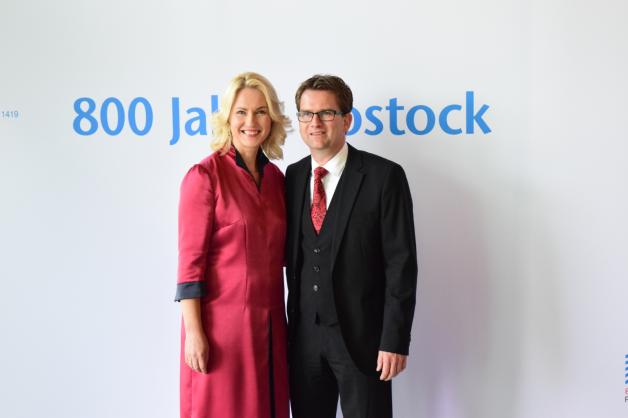 Auf dem roten Teppich: Ministerpräsidentin Manuela Schwesig (SPD) und ihr Mann Stefan ließen sich das Konzert nicht entgehen. Auf dem roten Teppich: Ministerpräsidentin Manuela Schwesig (SPD) und ihr Mann Stefan ließen sich das Konzert nicht entgehen.