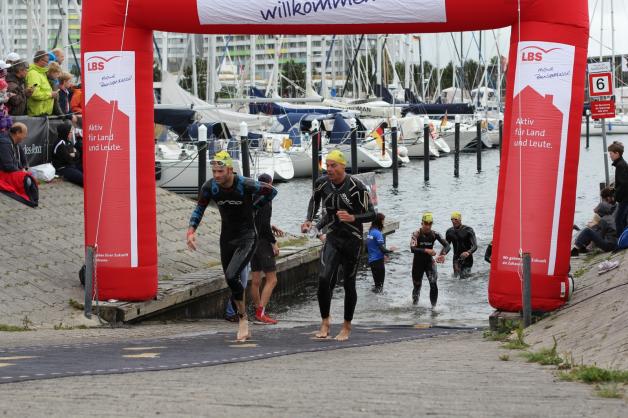 Nach 1,9 Kilometer Schwimmen steigen die ersten Athleten wieder aus der Ostsee und eilen in die Wechselzone. 