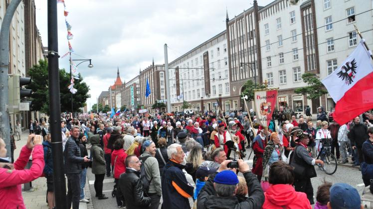 Ein bisher einmaliges Ereignis, das verbindet: Viele Tausende Menschen säumen mit Kameras ausgerüstet die Strecke des Festumzugs und winken den Teilnehmern zu – hier den Vertretern aus Lübeck. 