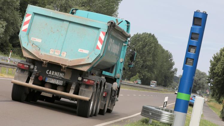 Mancher Autofahrer hält die neuen Geräte an den Bundesstraßen erst einmal für Blitzer zur Geschwindigkeitskontrolle und bremst vorsichtshalber ab - doch es handelt sich um Mautkontrollsäulen. Sie sollen ab Juli die Zahlung der Lastwagen-Maut überwachen