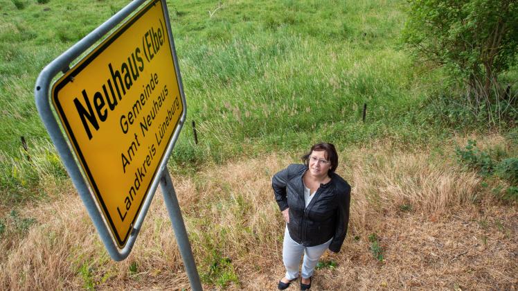 Nach der Wende 1990 wurden in acht selbstständigen Dörfern am Ostufer der Elbe Gemeinderatswahlen durchgeführt, am 31. März 1992 wurde das Amt Neuhaus aus den acht Gemeinden neu gebildet. Die acht Gemeinderäte beschlossen jeweils einstimmig einen Wechsel zu Niedersachsen. 