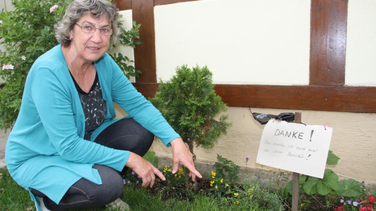 Anwohnerin Monika Schnöll stinkt es mächtig – und das im wahrsten Sinne des Wortes: Dauernd liegen in ihrem Vorgarten Hundehaufen. Jetzt hat sie ein Schild aufgestellt und hofft, dass es besser wird. 