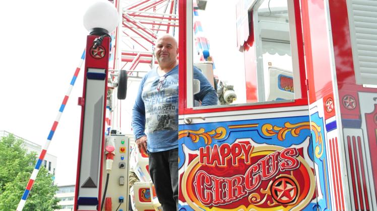 Mit dem Hansetag in Rostock ist Thomas Holtz zufrieden. Mehr als 10 000 Gäste haben eine Fahrt in seinem Happy Circus genossen. Zum Weihnachtsmarkt kehrt der Schausteller aus Grimmen mit der Bauernschenke zurück in die Hansestadt.