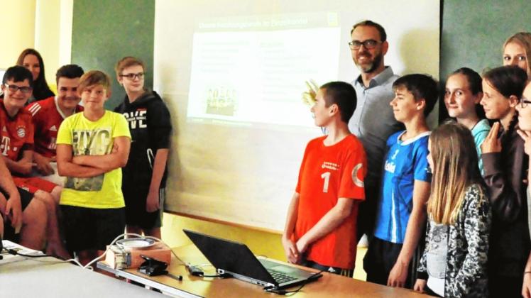 Was der Verbrauchermarkt bietet und welche Berufsgruppen beim Unternehmen vertreten sind, erklärt Stefan Saal (Mitte) den Crivitzer Schülern. 