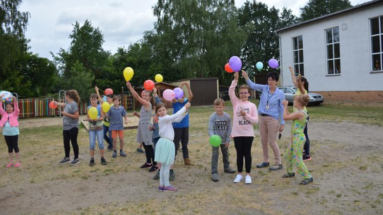 Luftballons zum Abschied: Gemeinsam mit Klassenlehrerin Silvia Tiede ließen die Viertklässler die Ballons steigen. 
