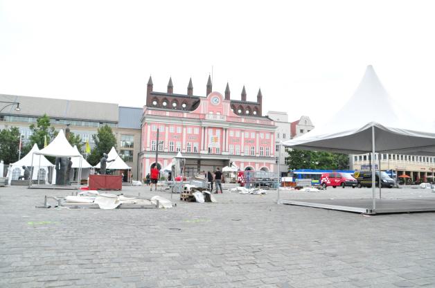 Alles auf null: Vor dem Rathaus auf dem Neuen Markt bauen Aussteller letzte Zelte ab.  Fotos: Kazi 