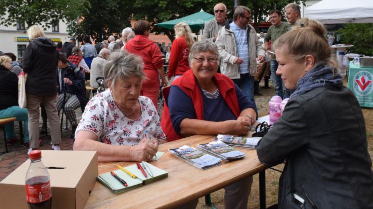 Die Wunschbox bei Franziska Frischgesell (r.) war gut umlagert. Hier schreiben Margit Oeler (l.) und Heike Stäcker ihre Gedanken auf. 