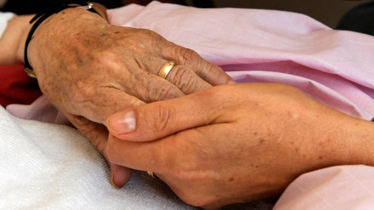 Besonders ältere Menschen, die allein leben oder nicht so häufig Besuch bekommen, freuen sich über die „Grünen Damen und Herren“ im KMG-Klinikum Güstrow . 