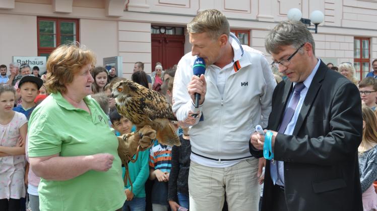 Uhu Bertha, auf dem Arm von Tierpflegerin Petra Koppe, übergab die Stadtwette an Andreas Ohm (r.), moderiert von Marko Vogt. 