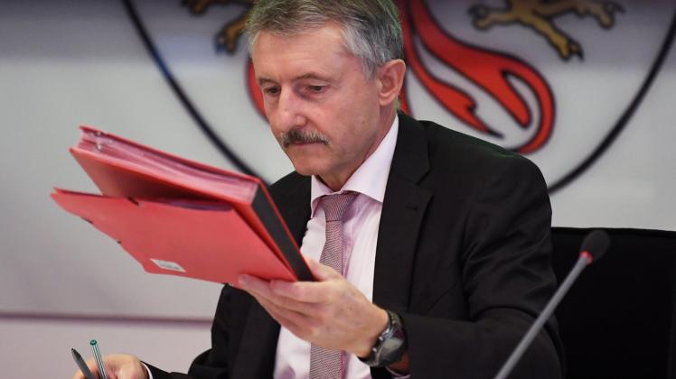 Innenminister Karl-Heinz Schröter (SPD) unterzeichnete gestern einen ergänzten Runderlass, bei dem künftig auch eine Schulfahndung möglich ist. 
