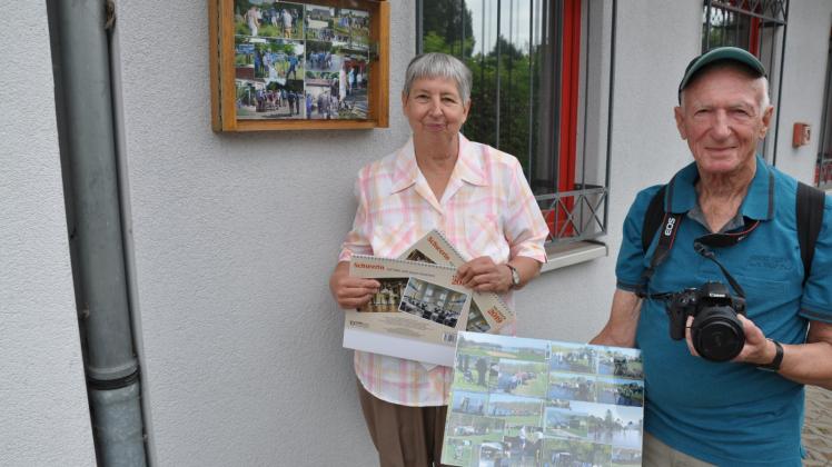 Ein eingespieltes Team: Johann Wesolek und Gisela Pekrul haben gerade den Kalender „Schwerin auf alten und neuen Ansichten“ fertig gestellt.  
