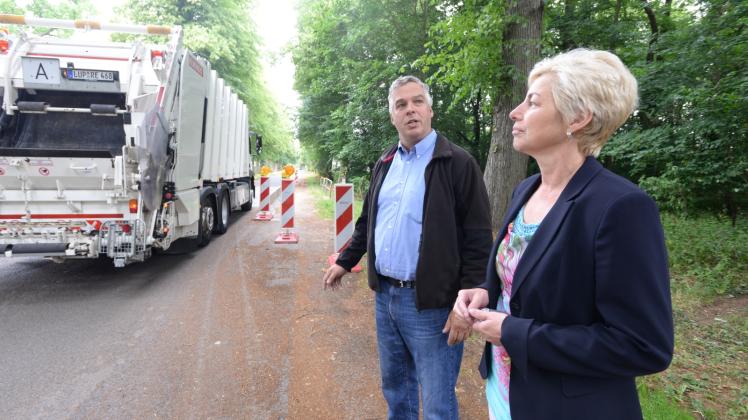 Unternehmer trifft auf Landrätin: Matthias Wiegand vom Landtechnik-Unternehmen Renzow mit Verwaltungschefin Kerstin Weiss vor dem maroden Straßendurchlass. 