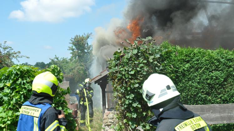 Mit Atemschutzgeräten bekämpften die Kameraden den Laubenbrand im Güstrower Ziegeleiweg. 