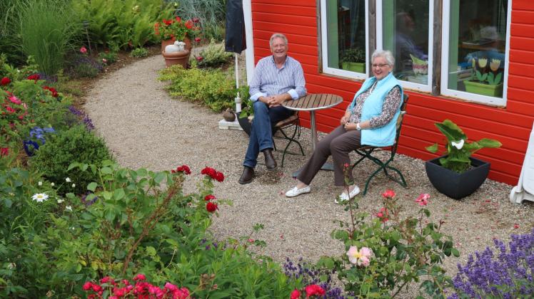 Haben in Goldberg einen  schönen Garten geschaffen und genießen jetzt die Früchte und Blüten jahrelanger Arbeit: Heidelind und Sönke Holthusen.