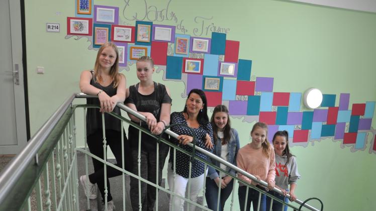 Kreativ in der Schule: Gemeinsam mit Katja Pohl (Mitte) haben die Schülerinnen die „Wand der Träume“ gestaltet. 