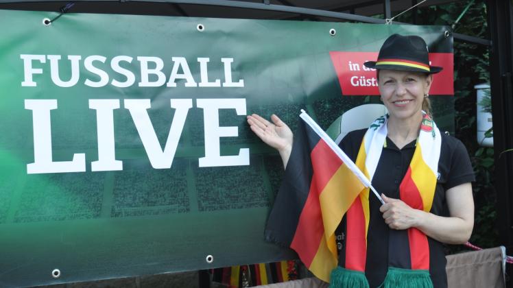 Wie viele Gastronomen hofft Bianka Stolp von der Güstrower Sportsbar „Fantasy“ auf ein möglichst gutes Abschneiden der deutschen Mannschaft. Neben den deutschen Duellen werden bei ihr auch alle anderen Spiele live übertragen.