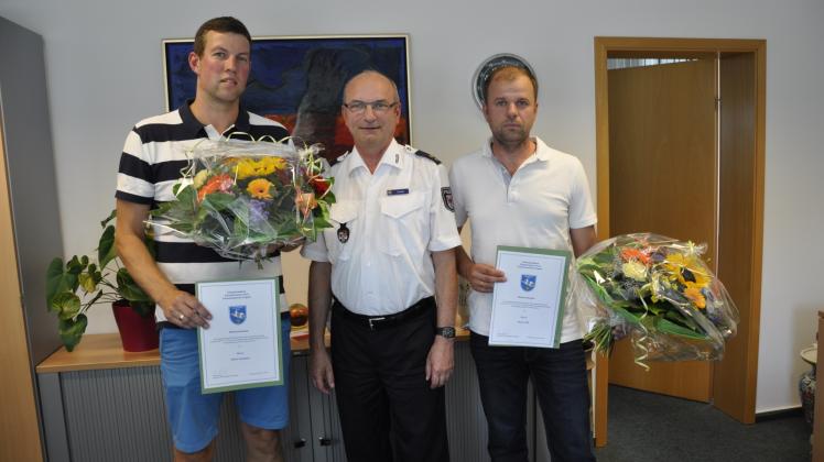 Blumen und eine Dankesurkunde überreicht Dieter Umlauf den couragierten Bürgern Mirko Helmdach (li.) und Martin Will.