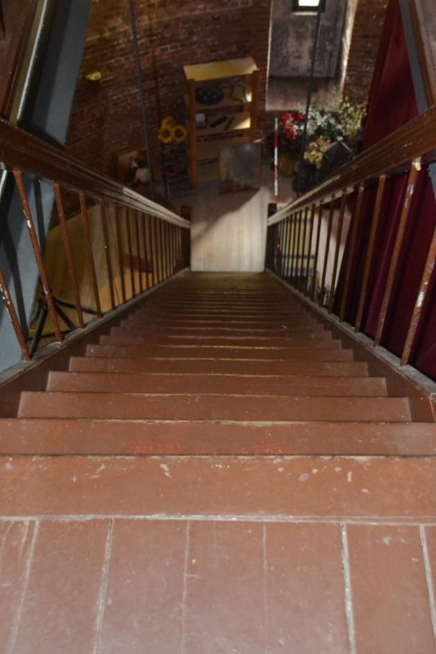 Steil und schmal: Auf dem Weg nach oben müssen vier Treppen – Baujahr 1902 – überwunden werden. 