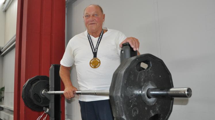 Seine Leistung von 120 Kilogramm im Bankdrücken fand Rostocks stärkster Opa Hansjürgen Kuhlmey nicht so dolle, auf seine EM-Goldmedaille ist er aber natürlich trotzdem stolz. 
