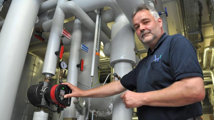 Warmwasserbereitung im Plauer Mediclin erfolgt heute nicht mehr über Pufferspeicherbevorratung, sondern im Durchlauferhitzerbetrieb. „So ist eine Verkeimung des Wassers ausgeschlossen“, sagt Jörg Hausmann, der technische Leiter. 