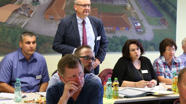 Ernste Blicke in der der Verbandsversammlung. Nicolaus Johanssen (Hintergrund) legte die Fakten schonungslos auf den Tisch und bekam am Ende Grünes Licht für seine Vorhaben. 