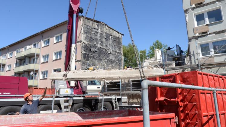 Platte für Platte: Bei dem Rückbau von acht Wohneinheiten kommt auch ein Kranz zum Einsatz. 